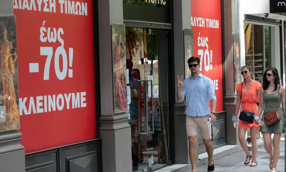 Ανοιχτά αύριο Κυριακή τα καταστήματα για τις θερινές εκπτώσεις